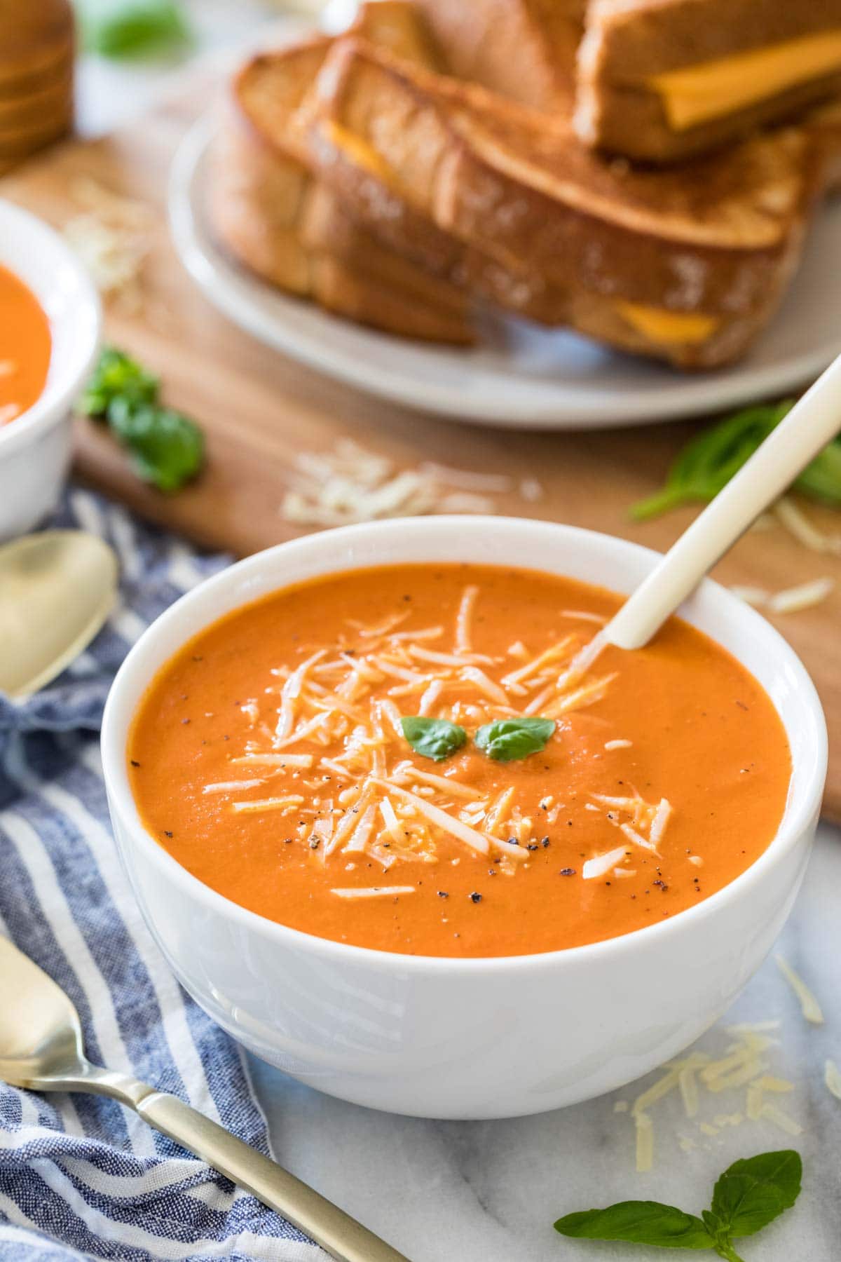 天鹅绒般柔软的番茄汤，配上奶酪和新鲜的罗勒，用勺子蘸入碗中
