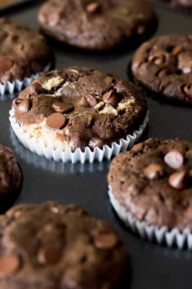 Peanut Butter Filled Chocolate Muffins -- rich chocolaty muffins with a peanut butter cheesecake filling || Sugar Spun Run