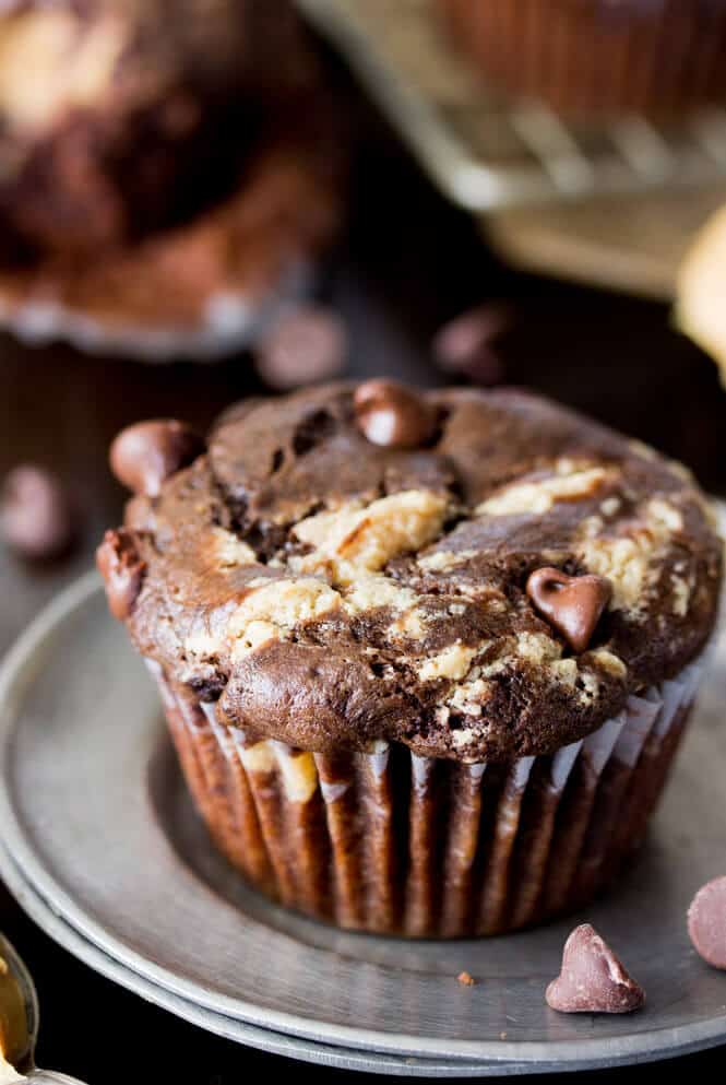 Peanut Butter Filled Chocolate Muffins -- rich chocolaty muffins with a peanut butter cheesecake filling || Sugar Spun Run