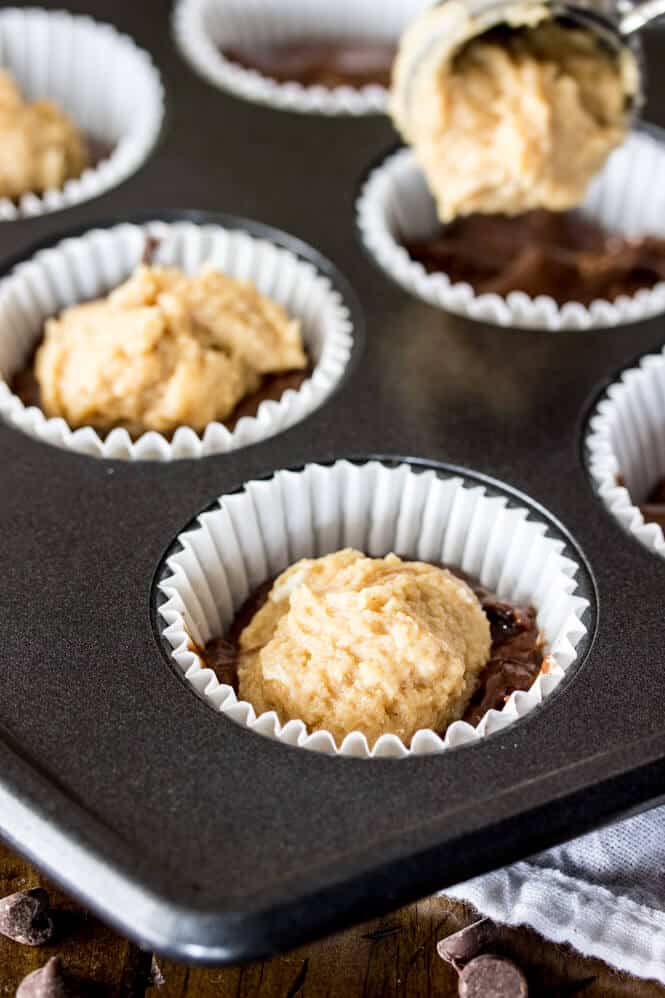 Peanut Butter Filled Chocolate Muffins -- rich chocolaty muffins with a peanut butter cheesecake filling || Sugar Spun Run