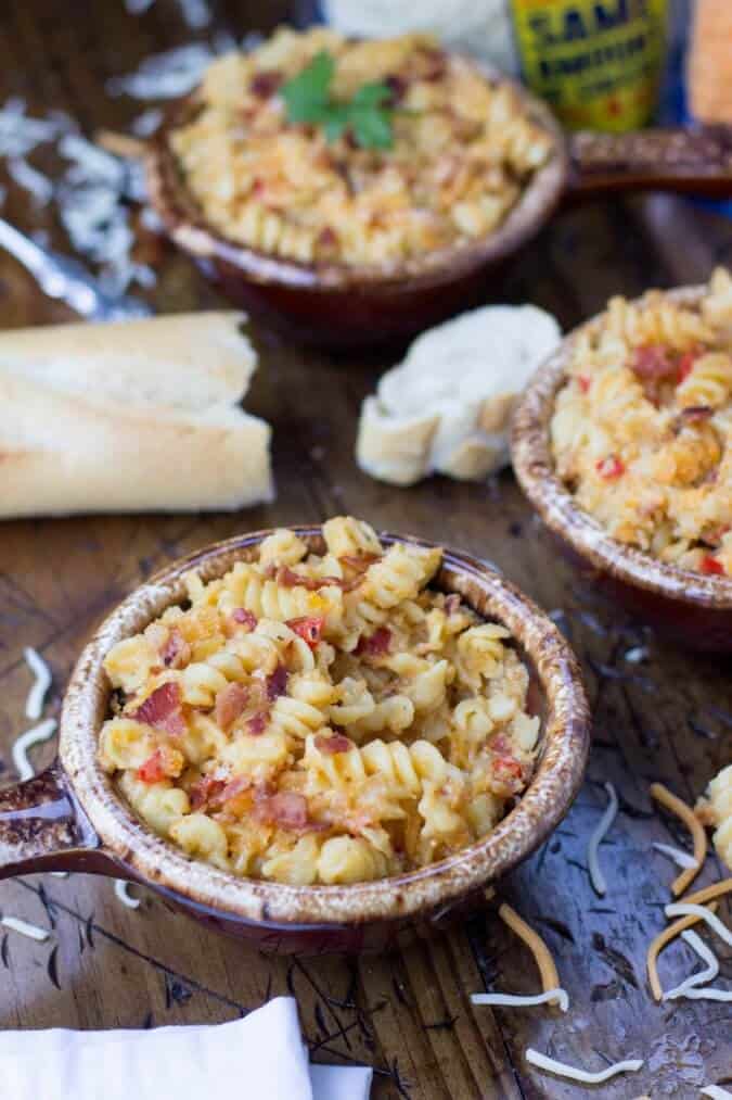 Bacon macaroni and cheese in bowls