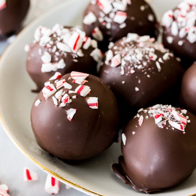 Homemade Peppermint Marshmallows - Sugar Spun Run