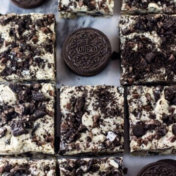 Overhead von Cookies and Cream Oreo Bars, einige Quadrate entfernt und ein einzelnes Oreo an seine Stelle gesetzt