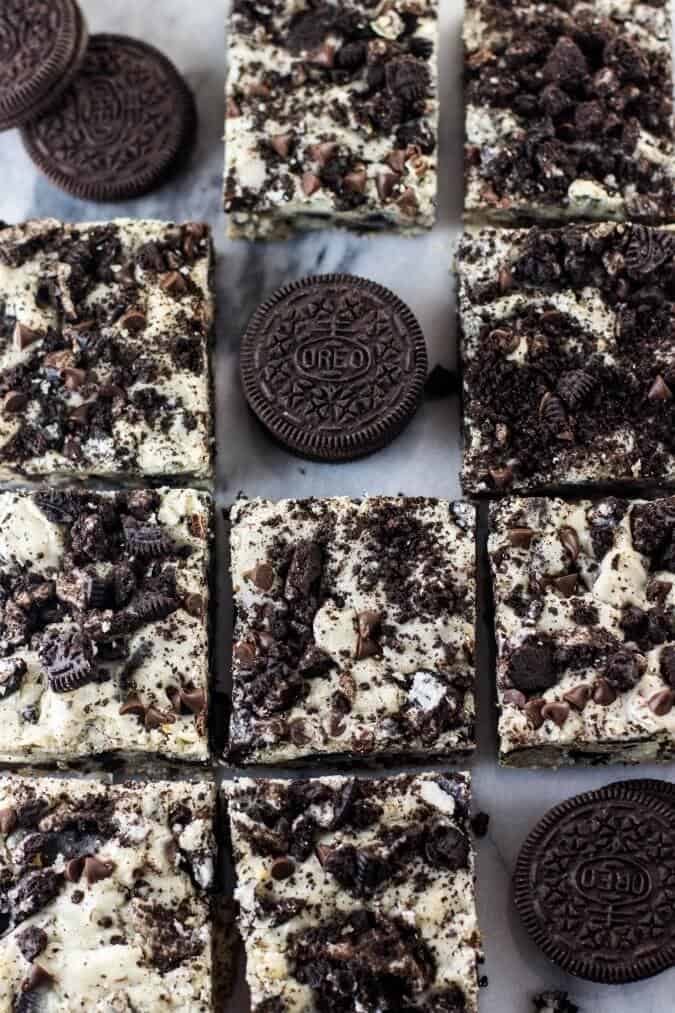 sobre las barras de galletas y crema de oreo