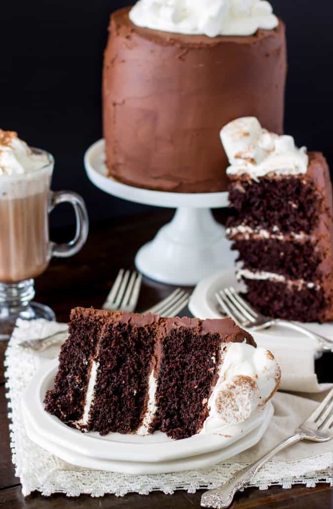 rebanada de pastel de chocolate caliente en un plato blanco