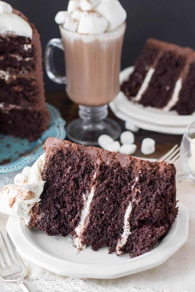 fudgy Kuchen auf weißem Teller