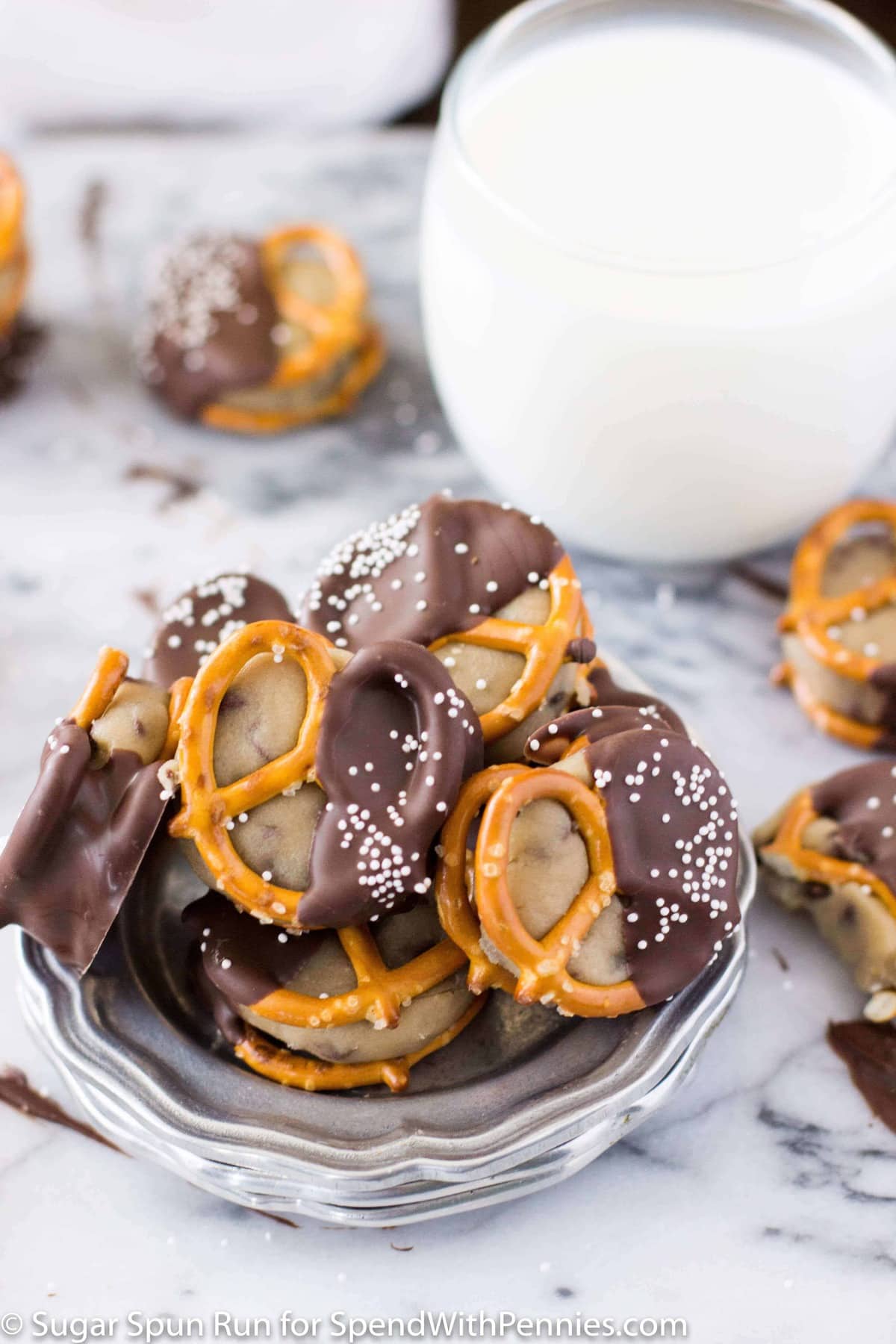 Cookie Dough Stuffed Oreos - Sugar Spun Run