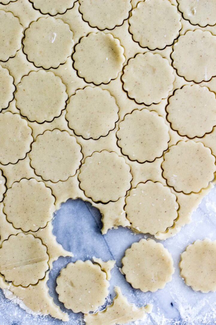 Vanilla Bean Sandwich Cookies with Chocolate Cream -- via Sugar Spun Run