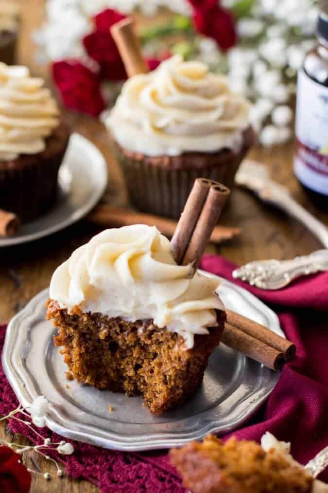 Gingerbread Cupcakes with a lightly cinnamon-spiced cream cheese frosting || Sugar Spun Run