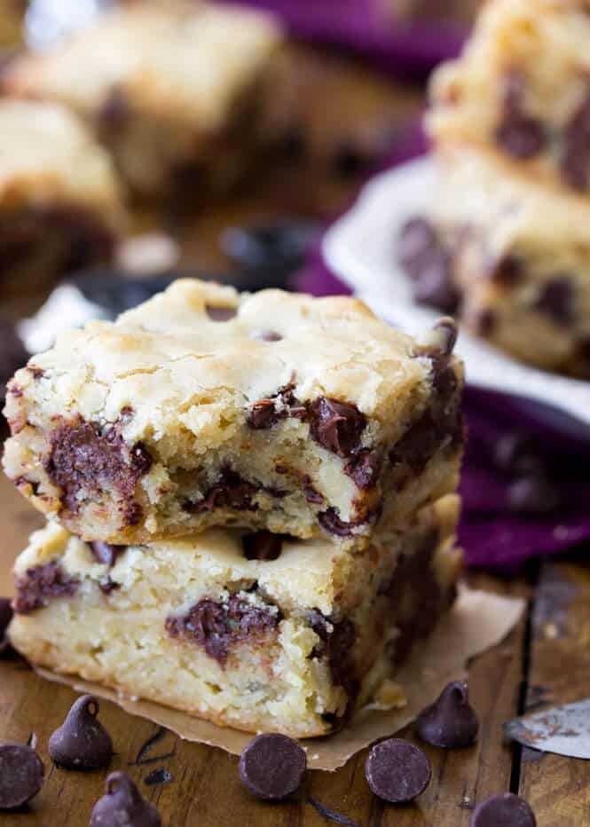 Congo Squares -- incredibly chewy, soft chocolate chip cookie bars! || Sugar Spun Run