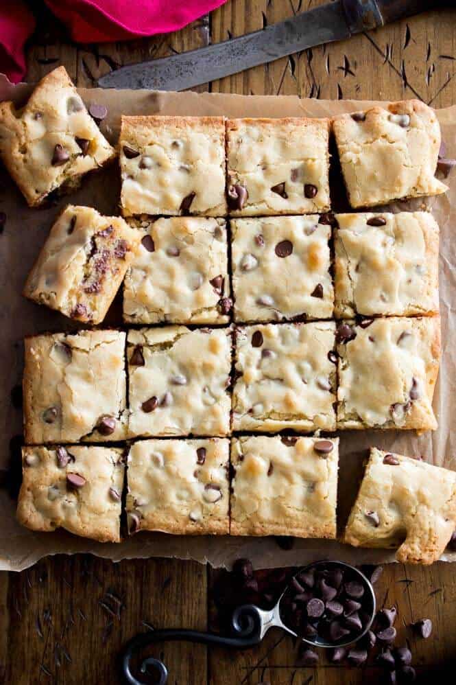 Congo Squares -- incredibly chewy, soft chocolate chip cookie bars! || Sugar Spun Run