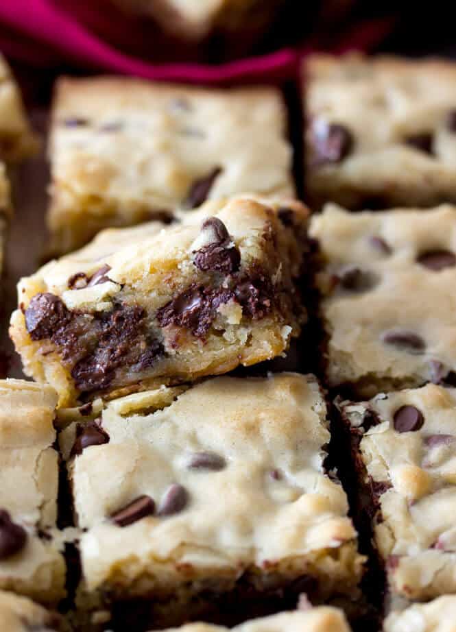 Congo Squares -- incredibly chewy, soft chocolate chip cookie bars! || Sugar Spun Run