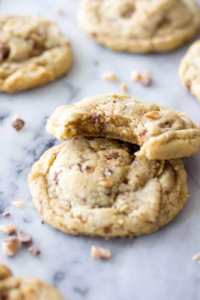 Brown Butter Toffee Cookies, soft & chewy with sweet crunchy toffee pieces and a sprinkle of sea salt! || Sugar Spun Run