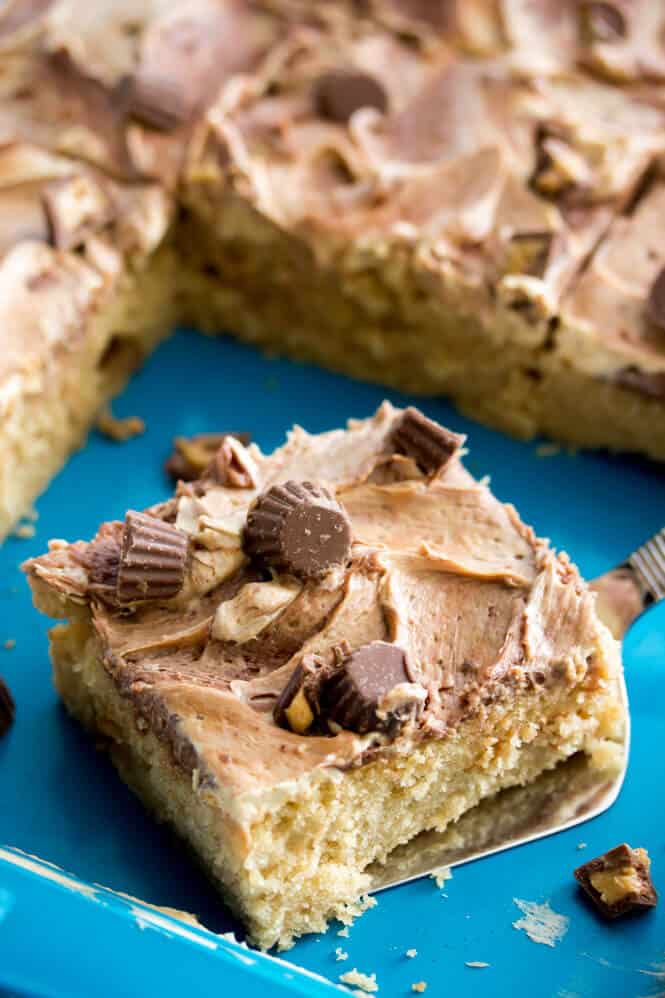 Peanut Butter Sheet Cake with chocolate & peanut butter frosting || Sugar Spun Run