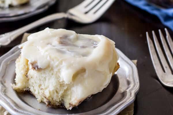 Fluffy warm cinnamon roll made without yeast