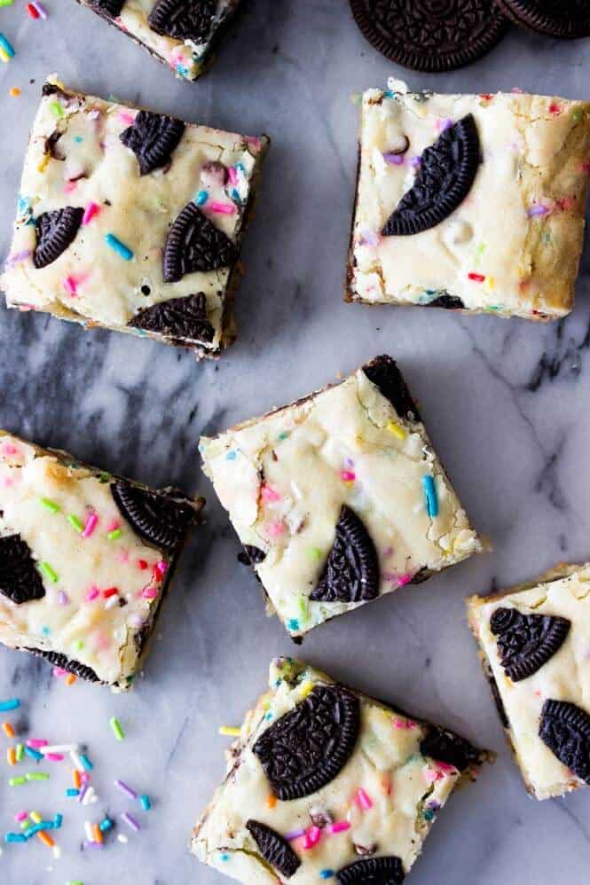 Funfetti Oreo Bars -- soft, chewy blondies with an Oreo cookie layer || Sugar Spun Run