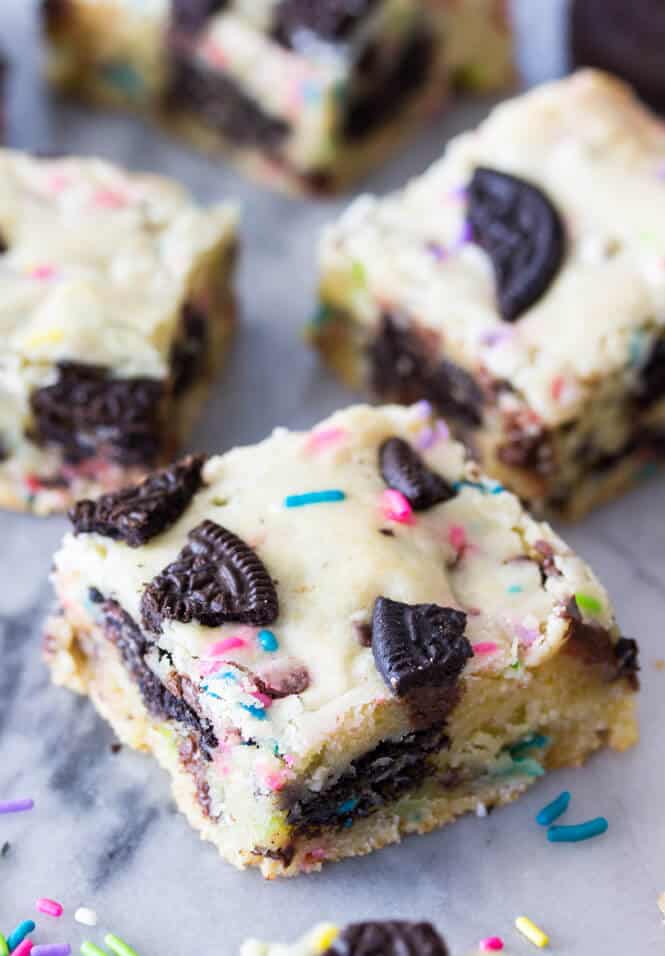 Funfetti Oreo Bars -- soft, chewy blondies with an Oreo cookie layer || Sugar Spun Run