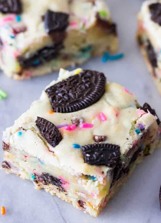 Funfetti Oreo Bars -- soft, chewy blondies with an Oreo cookie layer || Sugar Spun Run