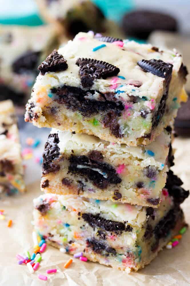 Funfetti Oreo Bars -- soft, chewy blondies with an Oreo cookie layer || Sugar Spun Run