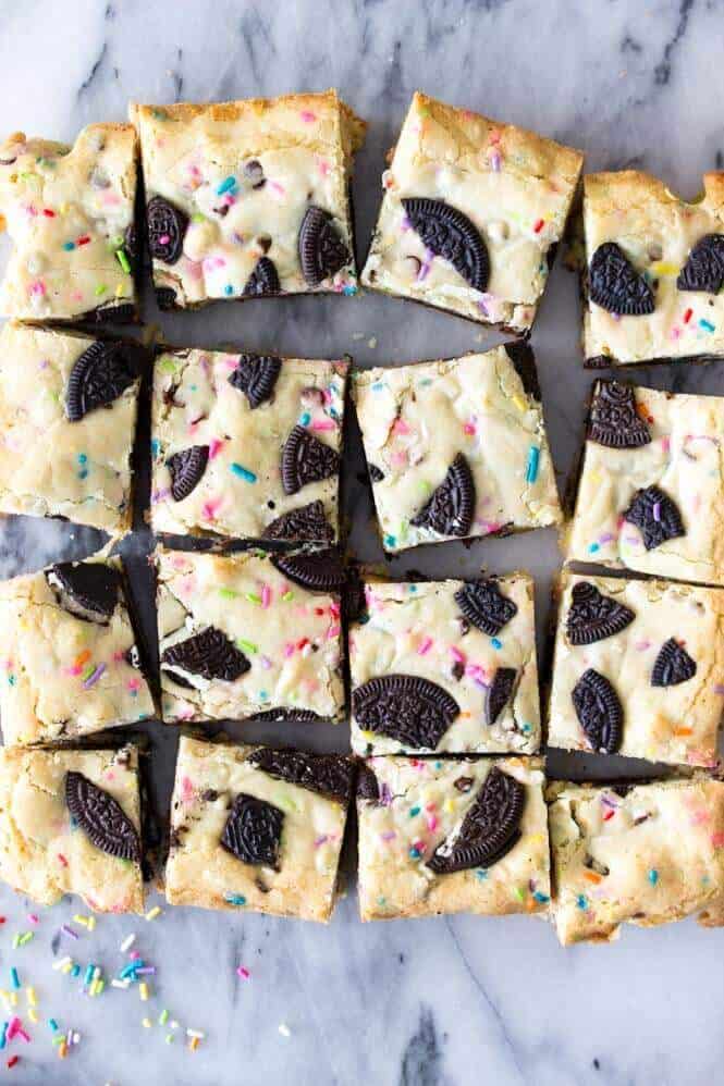 Funfetti Oreo Bars -- soft, chewy blondies with an Oreo cookie layer || Sugar Spun Run