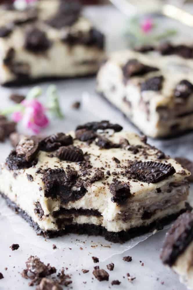 Oreo Cheesecake Bars -- these are so easy to make and SO good! || Sugar Spun Run