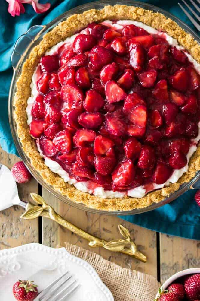 A sweet, simple, strawberry cream cheese pie || Sugar Spun Run