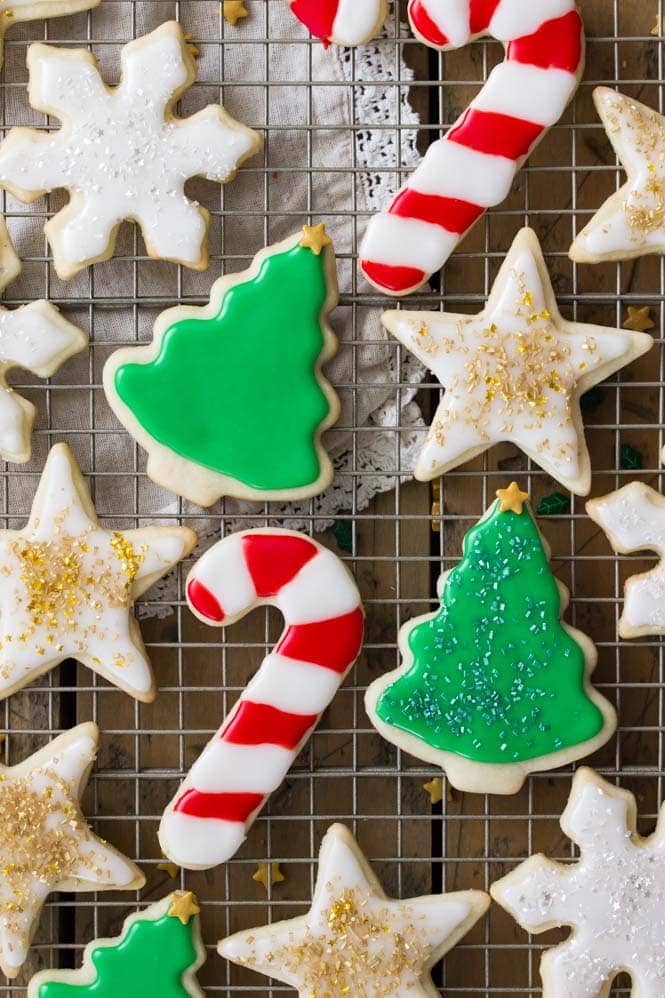 Cut-out sugar cookies on a cooling rack (overhead view)