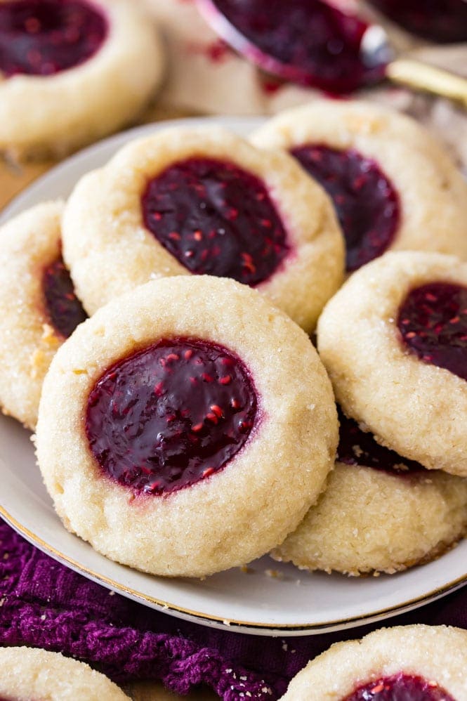 Cheesecake Stuffed Cookies - Sugar Spun Run