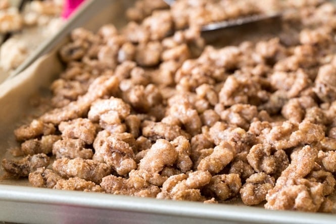 Nueces confitadas en una sartén recién salida del horno