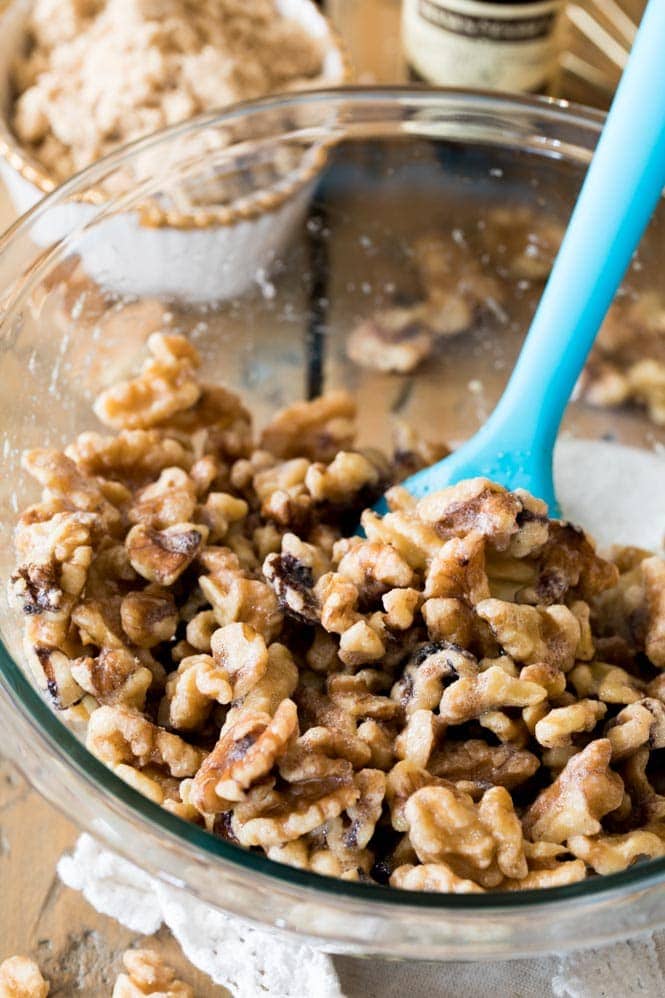 Medias de nueces en un bol