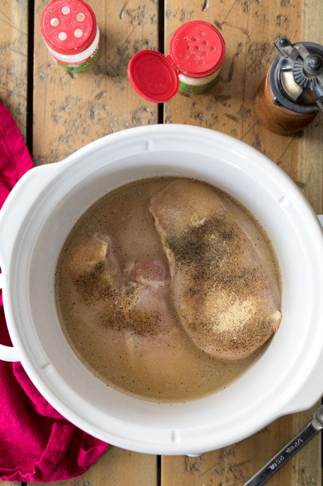 Chicken breast in the slow cooker with chicken broth and spices