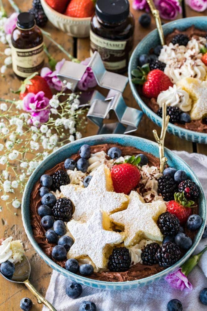 https://sugarspunrun.com/wp-content/uploads/2018/02/DESSERT-BOWLS-RECIPE-1-of-1-12.jpg