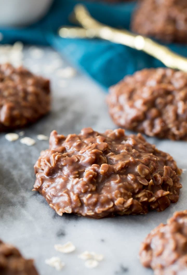 Čokoládové arašídové máslo bez pečení Cookies na mramorové desce. Lesklé a čokoládové.