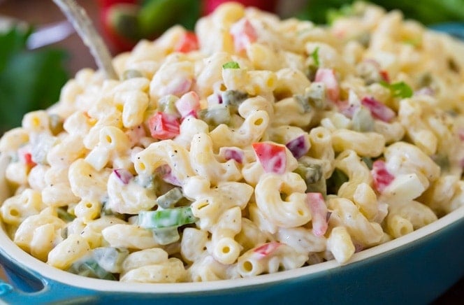 Macaroni Salade in een serveerschaal