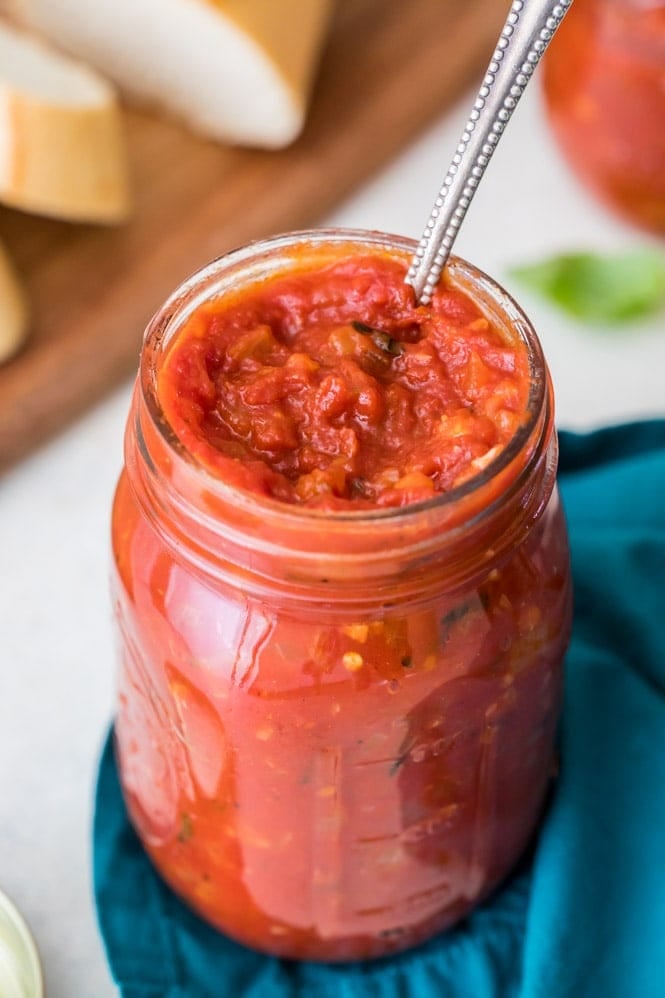 Mason jar de recién cocido salsa marinara