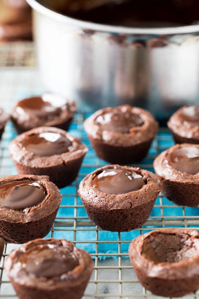 How to make Brownie Bites filled with chocolate