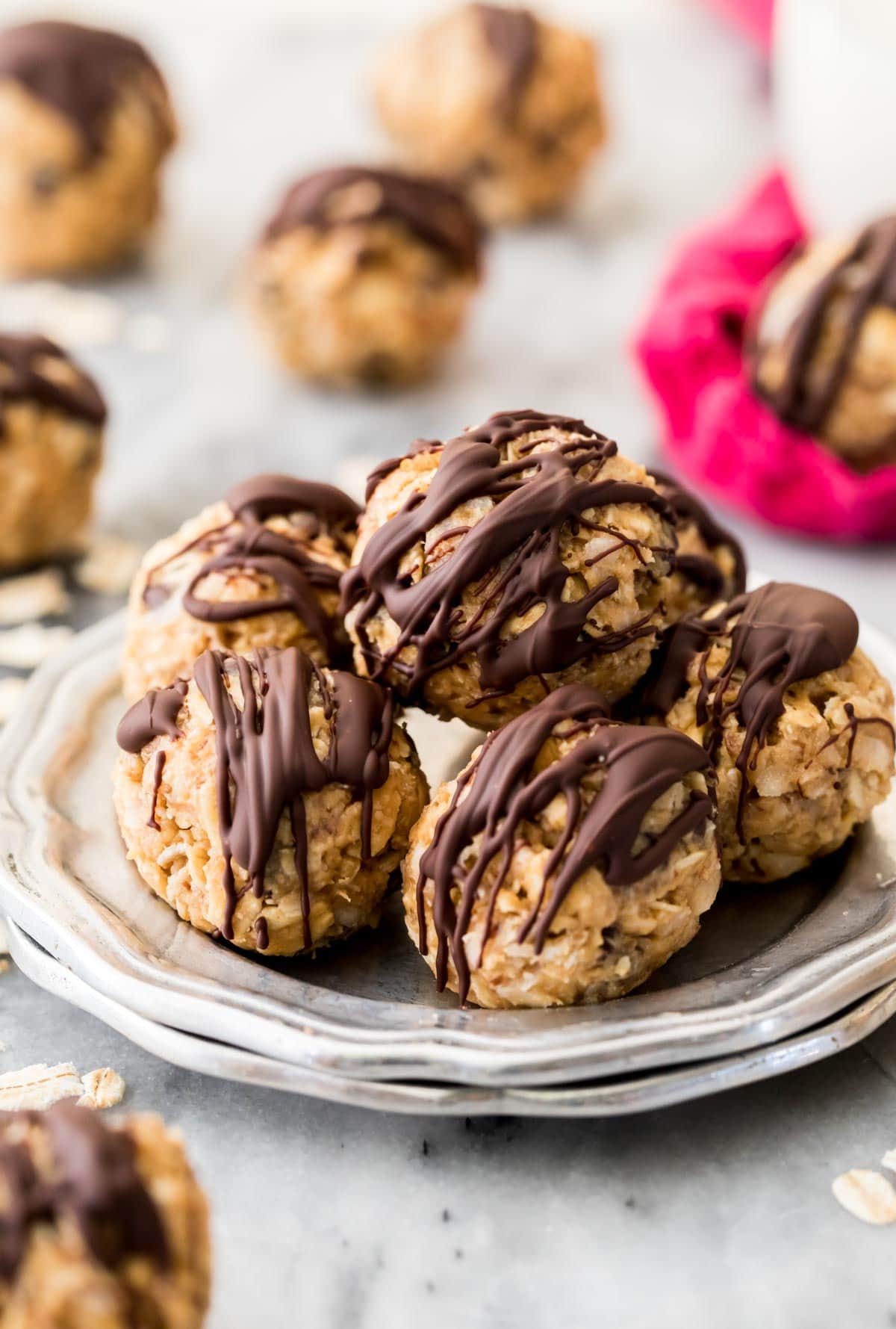 Chocolate Cake Pops - Sugar Spun Run