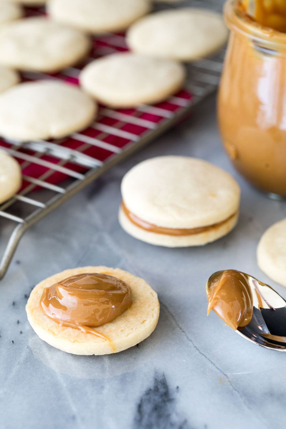 portioning dulce de leche into cookie half