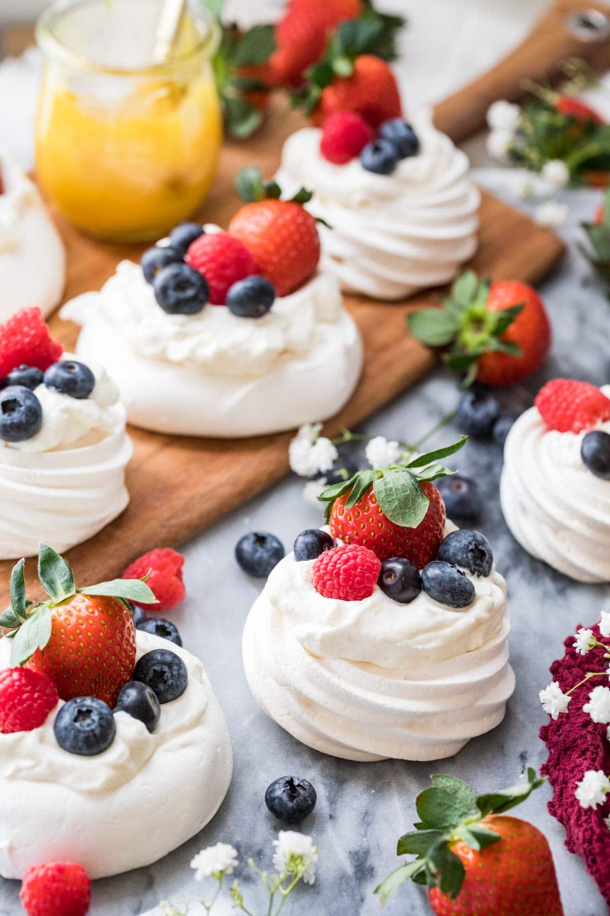 Multiple finished pavlovas.