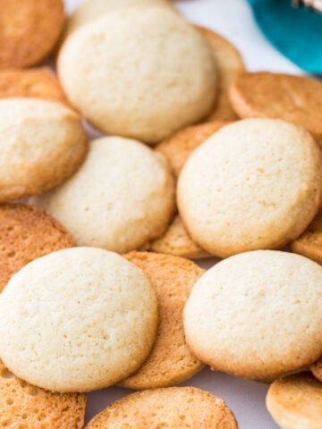 Closeup showing the tops and bottoms of vanilla wafers