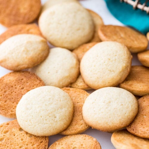 Closeup showing the tops and bottoms of vanilla wafers