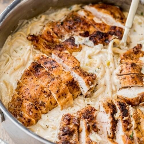 linguine pasta in a cream sauce topped with chopped seasoned chicken breasts