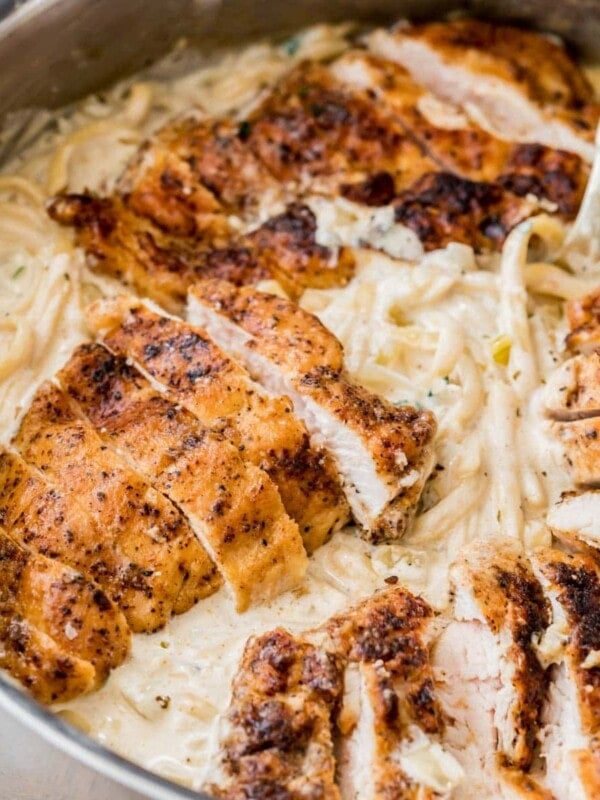 linguine pasta in a cream sauce topped with chopped seasoned chicken breasts