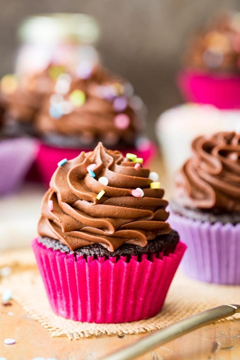 Easy Chocolate Cupcakes - Sugar Spun Run