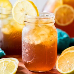 mason jar of iced sweet tea with a lemon round garnish