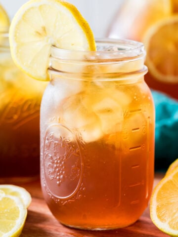 mason jar of iced sweet tea with a lemon round garnish