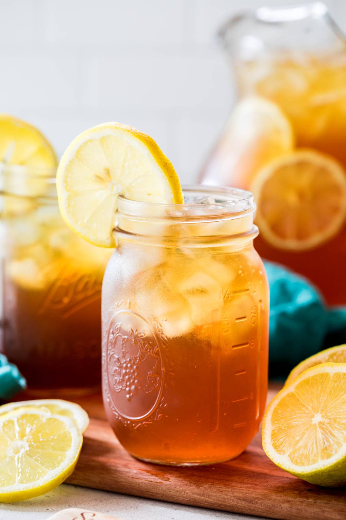 mason jar of iced sweet tea with a lemon round garnish