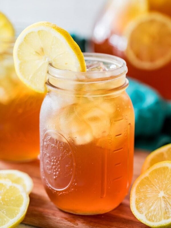 mason jar of iced sweet tea with a lemon round garnish