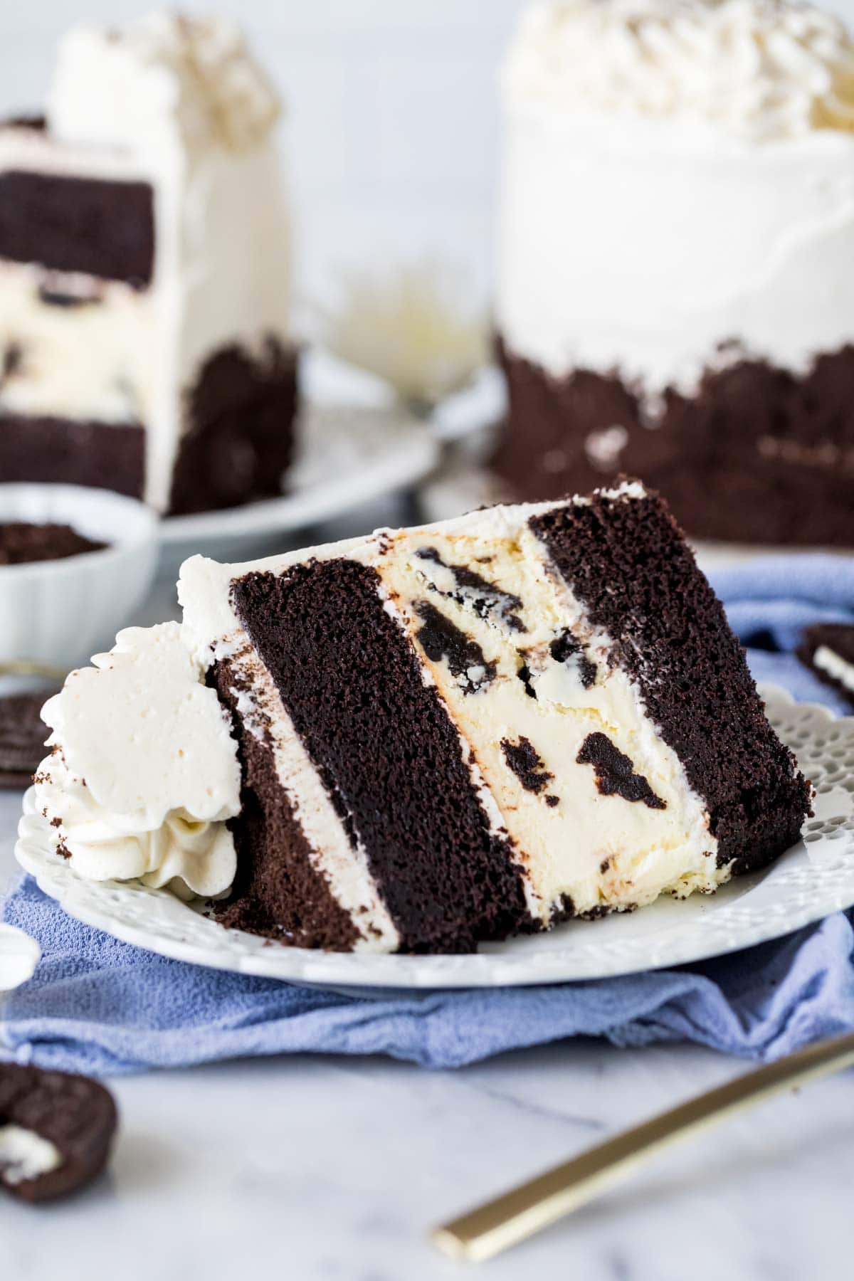 Slice of Oreo cheesecake cake on a plate.