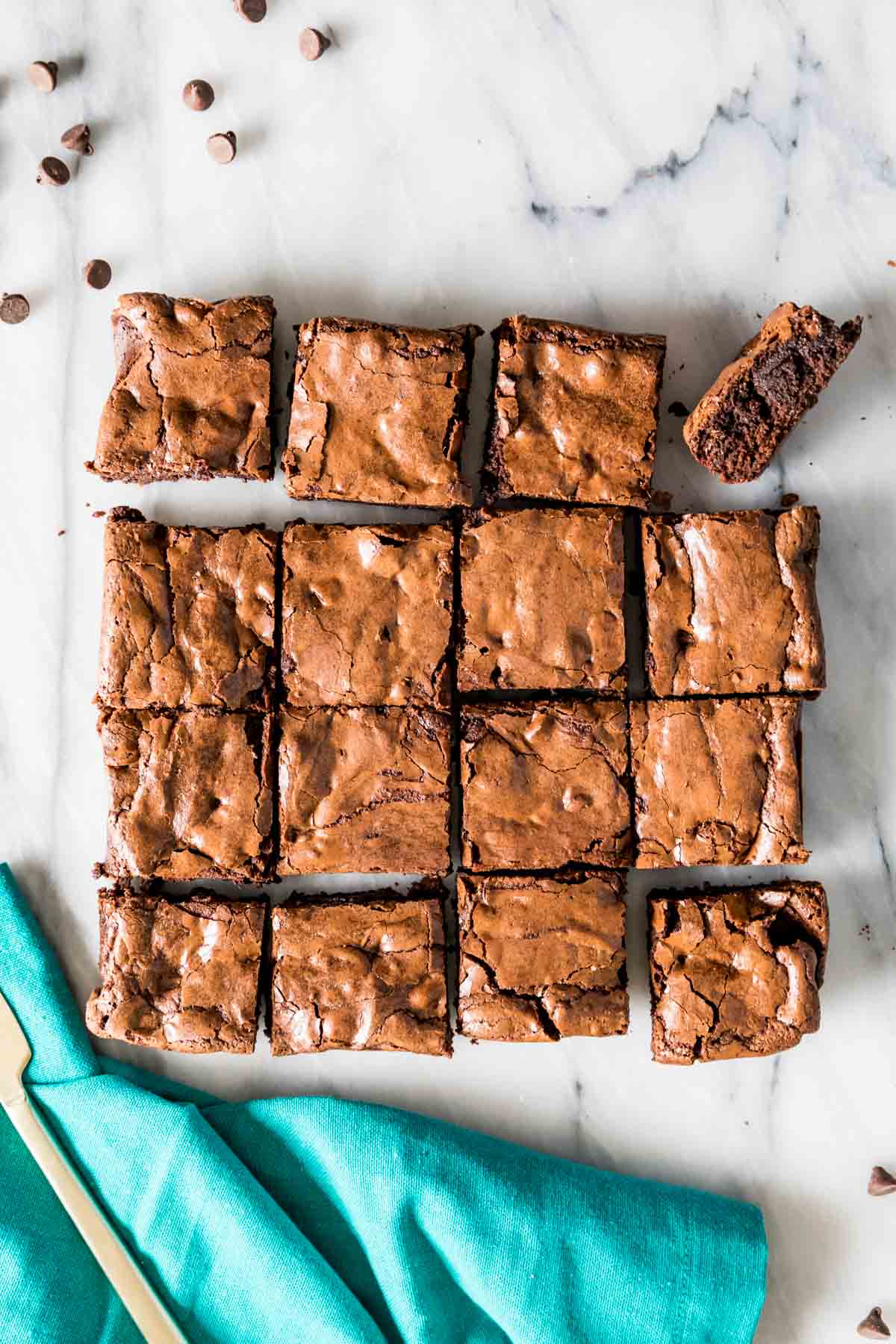 Draufsicht auf eine Charge Sauerteig-Brownies direkt nach dem Schneiden.